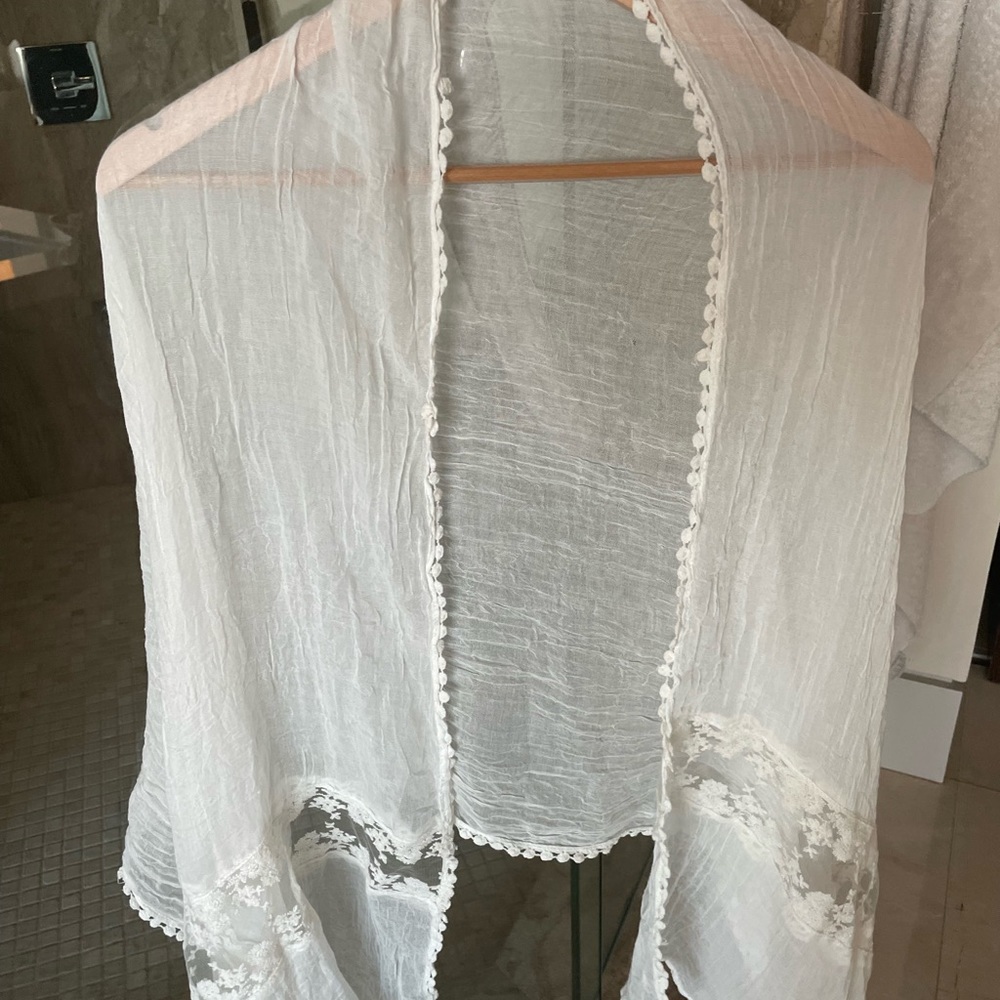 Elegant White Floral Lace Scarf Wrap - Picture 3 of 6